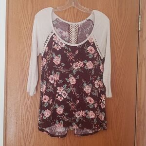 Vanity Floral Top with Lace Insets Sz M